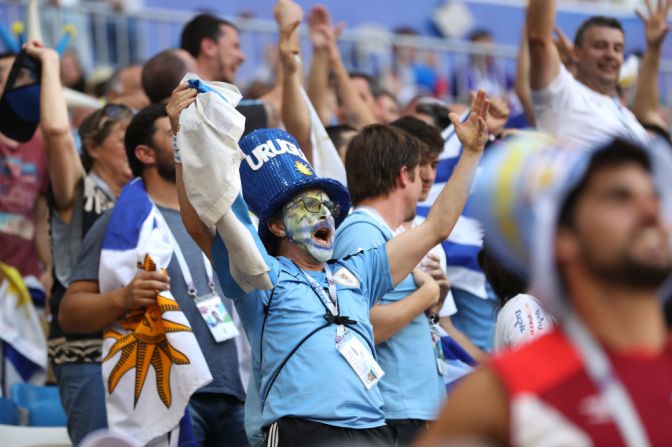 Los aficionados uruguayos celebran la victoria de Uruguay 3-0 contra Rusia. Uruguay pasa a octavos de final sin complicaciones a la espera del próximo rival en Rusia 2018.