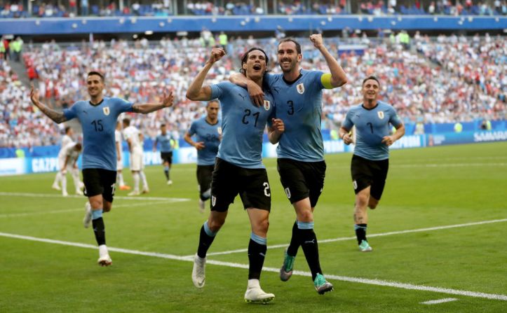 Edison Cavani celebra tras anotar el tercer gol de Uruguay ante Rusia en el minuto 90. Uruguay pasa a la próxima fase del Mundial en el primer puesto del Grupo A.
