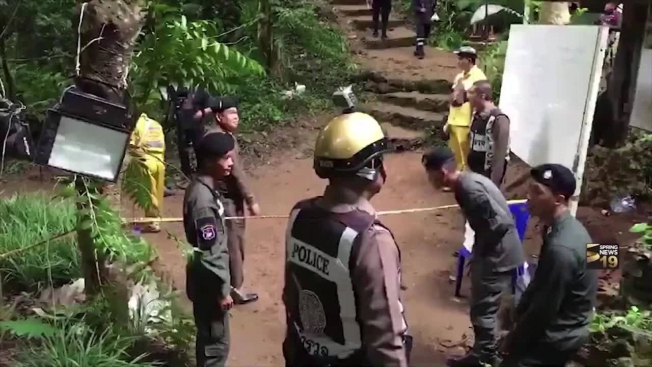 CNNE 537390 - buscan a equipo de futbol atrapado en una cueva en tailandia