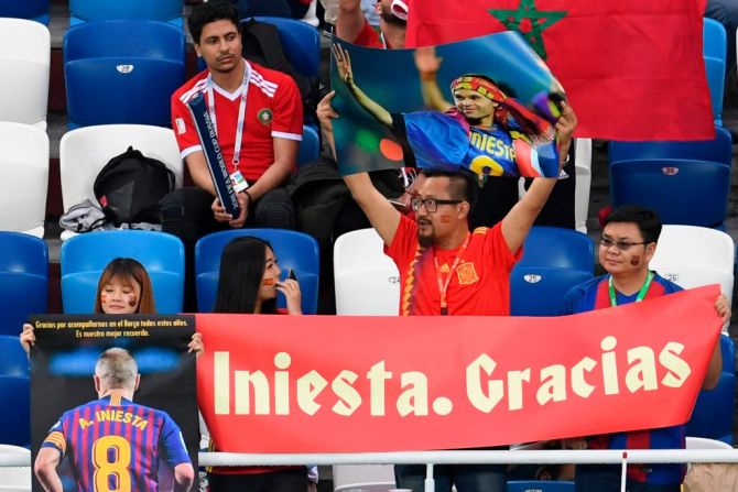 España llega con 4 puntos liderando el Grupo B. En esta foto, fanáticos le dicen “Gracias Iniesta” al centrocampista español, que juega su último mundial con la selección español.