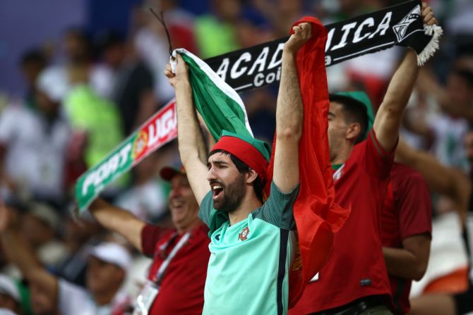 Fanáticos de Portugal animan a su equipo antes del encuentro contra Irán en el Mordovia Arena, de Saransk.