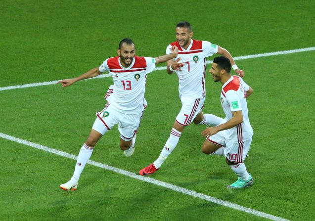 Khalid Boutaib celebra con sus compañeros Hakim Ziyach, Younes Belhanda, el primer tanto del partido frente a España.
