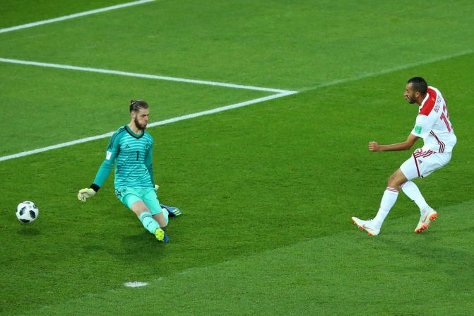 Khalid Boutaib abrió el marcador para Marruecos al minuto 14 tras un malentendido entre Sergio Ramos y Andrés Iniesta, que provocó un contundente remate para el delantero marroquí que anota su 10 gol con su selección. El balón le pasó por en medio de las piernas al arquero español David de Gea.