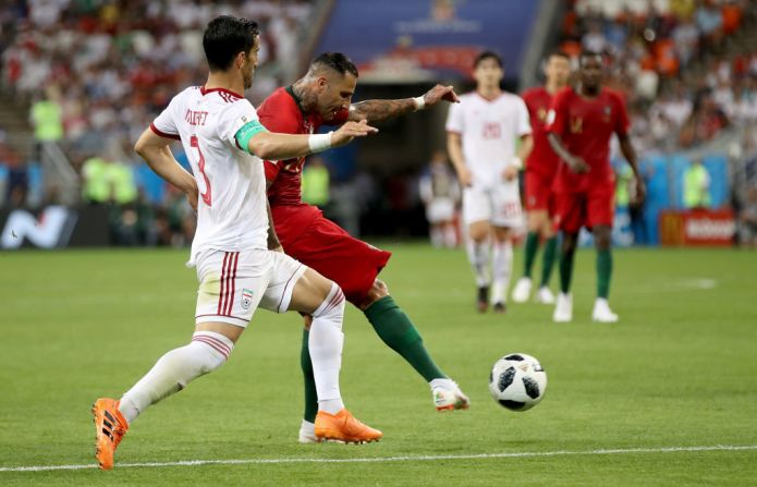 Ricardo Quaresma de Portugal abre el marcador luso 1-0 al final del primer tiempo, dejando a su equipo parcialmente en la punta del Grupo B.