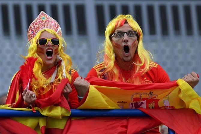 Los fanáticos españoles apoyan a La Roja en el estadio de Kaliningrado frente a Marruecos.