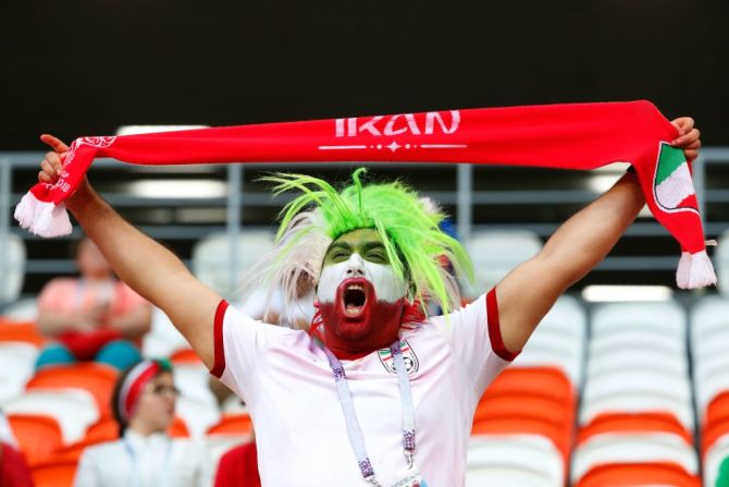 Aunque con una derrota parcial al final de primer tiempo, los fanáticos iraníes siguen apoyando a su equipo hasta el final.