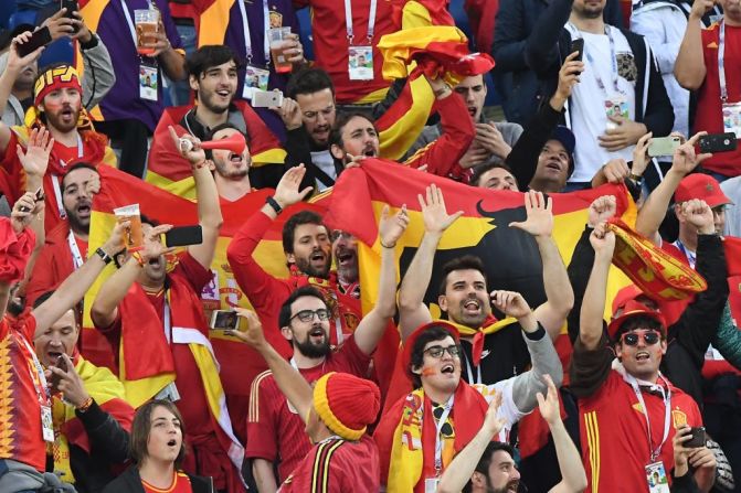 Los fanáticos españoles celebran en la tribuna el gol del desempate de España ante Marruecos.