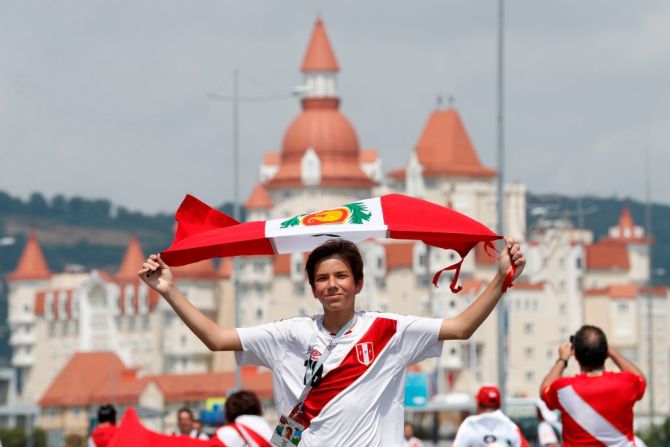 Un hincha de Perú posa para un foto en Sochi. Los peruanos, ya eliminados del Mundial de Rusia 2018, se enfrentan este martes a Australia.