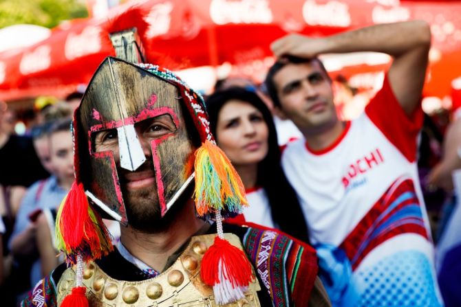 Un fanático de Perú entre hinchas de Rusia.