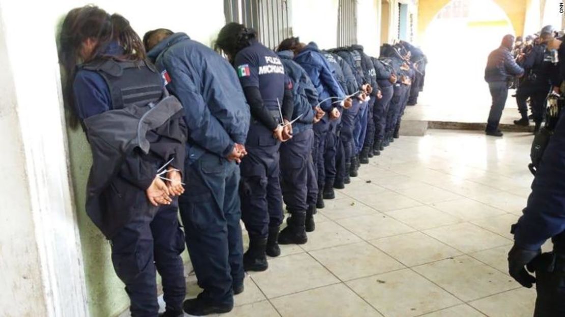 La Policía estatal de Michoacán en México dijo que detuvo a la Policía municipal de la ciudad de Ocampo el domingo.