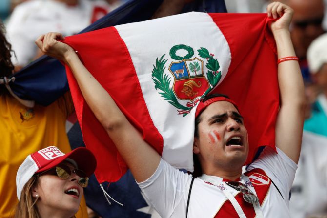 Peruanos animando a su equipo.