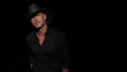 CNNE 537742 - "nunca te olvides de amar", tim mcgraw debuta en espanol