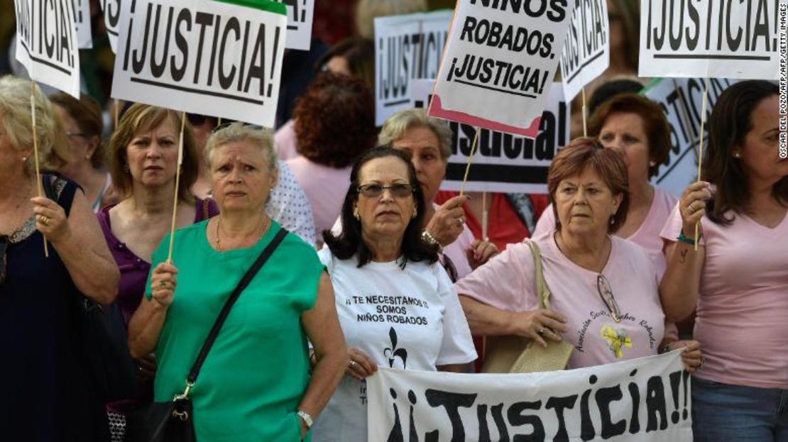 Manifestantes con pancartas que claman "Justicia" frente al tribunal este martes.