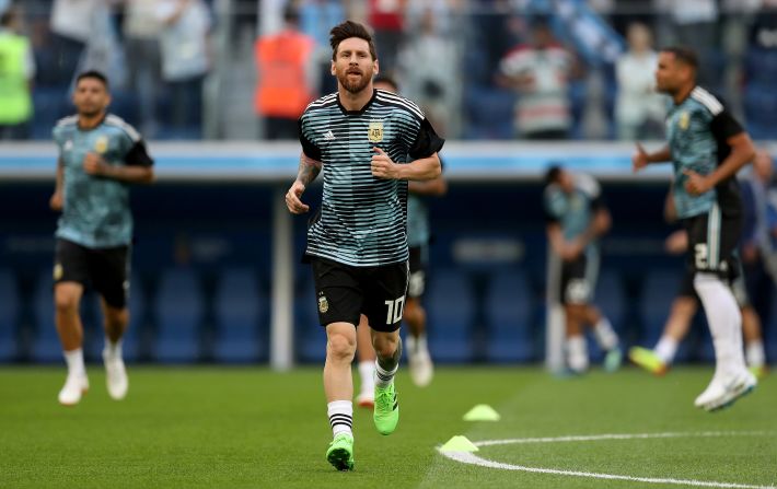 Lionel Messi entrena minutos antes del decisivo partido que enfrenta a Argentina contra Nigeria.