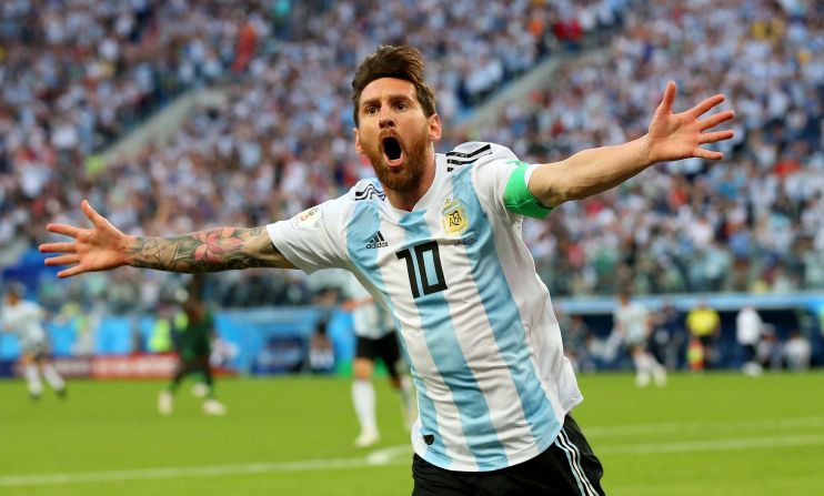 Messi celebra su primer gol con Argentina en el importante partido contra Nigeria.