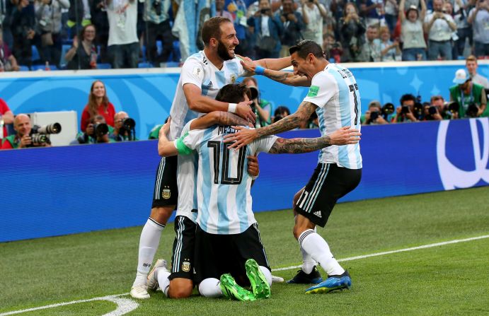 Messi celebra su primer gol con Argentina en el importante partido contra Nigeria.