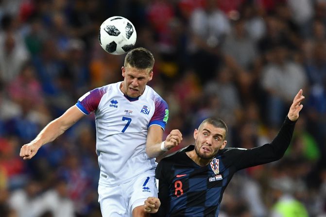 Johann Gudmundsson, centrocampista de Islandia, se enfrenta al medocampista de Croacia Mateo Kovacic durante su encuentro en Rostov Arena.