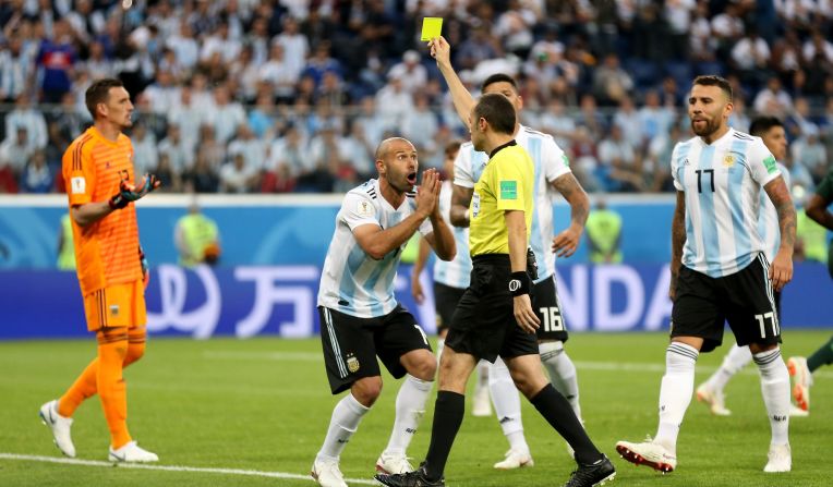 Mascherano protesta la decisión arbitral que determinó el penalti con el que luego empató Nigeria.