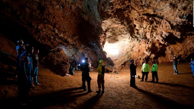 Los equipos de rescate avanzaban por la cueva el 25 de junio.