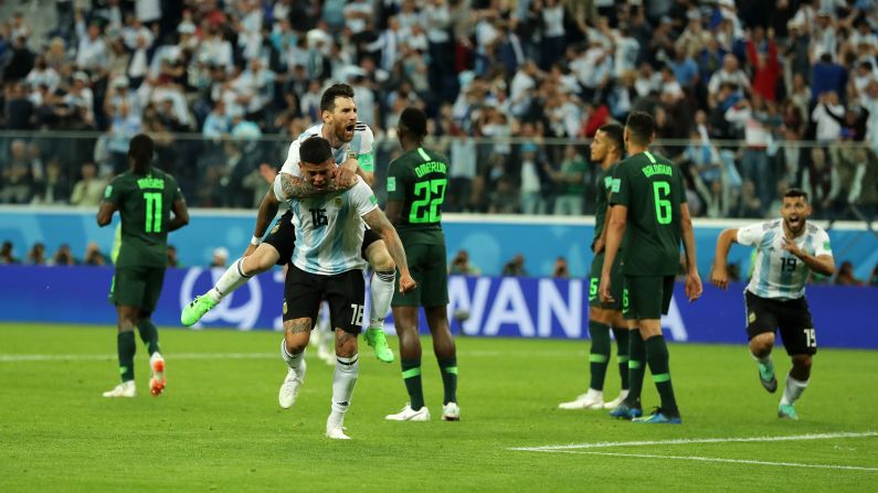 Rojo celebra su agónico gol con Messi.