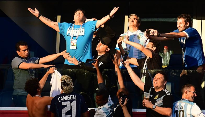 Diego Maradona gritó, posó y celebró en el estadio.