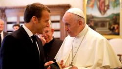 CNNE 537929 - asi fue el encuentro entre macron y el papa francisco