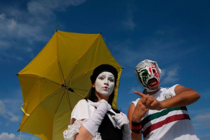 Fanáticos de México disfrutan de la atmósfera antes del partido contra Suecia por el Grupo F del Mundial de Rusia 2018 en el estadio de Ekaterinburgo el 27 de junio de 2018.