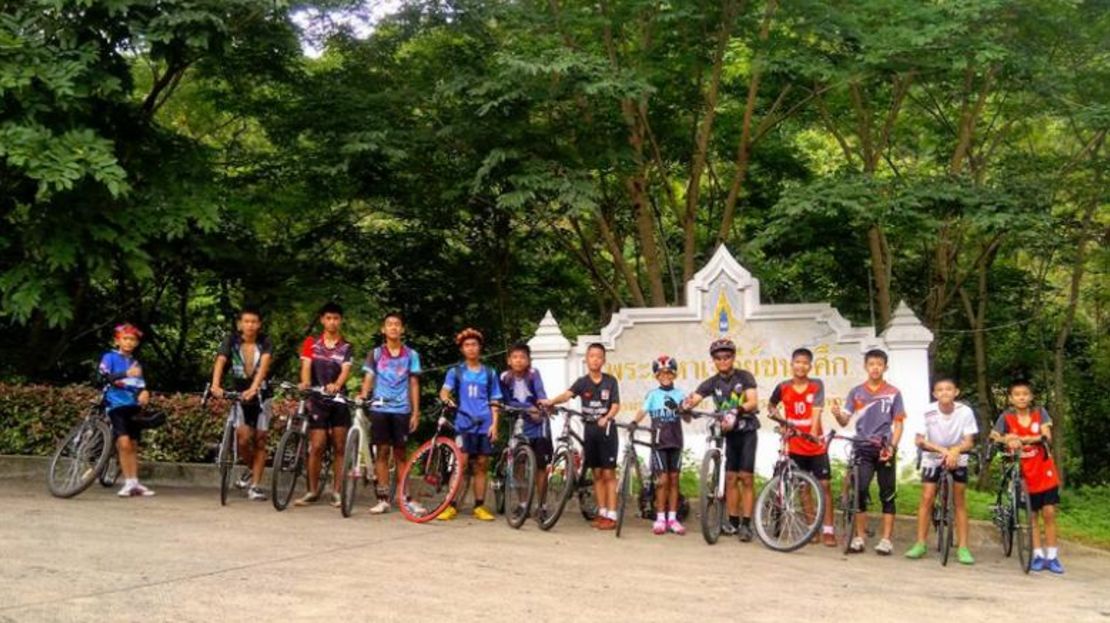 Los niños en sus bicicletas antes de desaparecer.