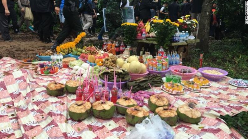 Los padres de los niños perdidos dejaron comida como un ofrecimiento a los espíritus para que mantengan a salvo a sus niños.