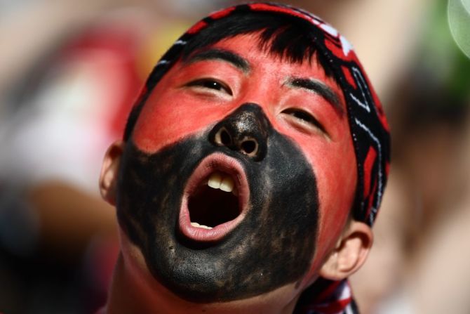 Un fanático de Corea del Sur anima a su equipo en el estadio.