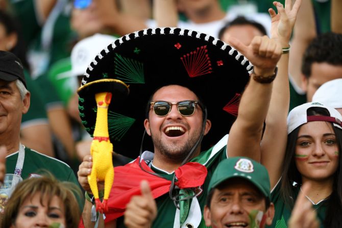 La hinchada de México suele vestir con coloridos atuendos en los estadios.