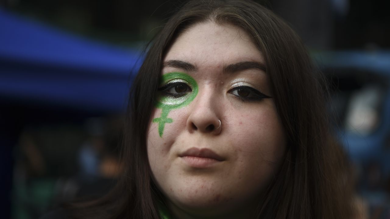 TOPSHOT - A demonstrator takes part in a rally in demand of women's access to free, safe and legal abortion, outside the National Congress in Buenos Aires, on April 10, 2018. 
The Argentine House of Representatives started a public hearing on whether or not to legalize abortion in the country. / AFP PHOTO / EITAN ABRAMOVICH