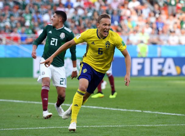 Ludwig Augustinsson de Suecia celebra su anotación ante México a los 50 minutos del encuentro.