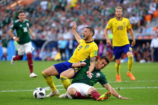 Esta falta de Héctor Moreno contra Marcus Berg resultó en un penal que le dio el segundo gol a Suecia.