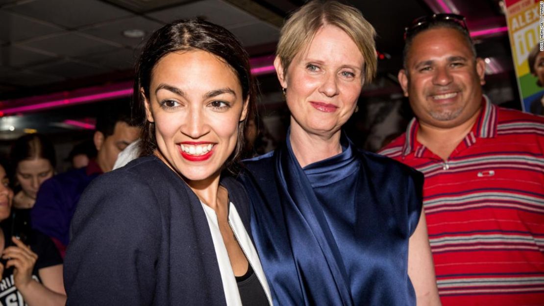 La progresista demócrata Alexandría Ocasio-Cortez junto a la candidata a la gobernación de Nueva York, Cynthia Nixon, la noche de su victoria en Nueva York.