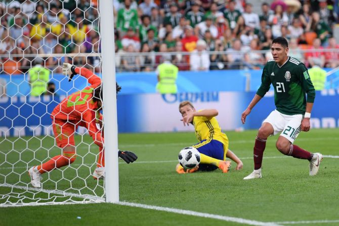 Un autogol de Edson Álvarez deja el marcador 3 a 0 a favor de Suecia.