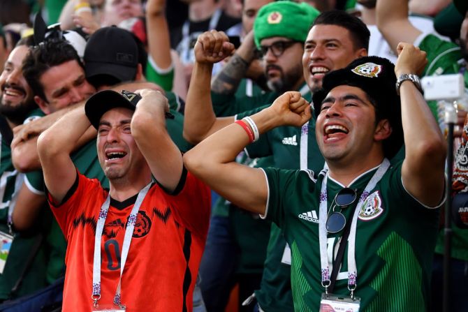 Así celebraban los hinchas mexicanos los goles de Corea del Sur frente a Alemania y clasificación de México.