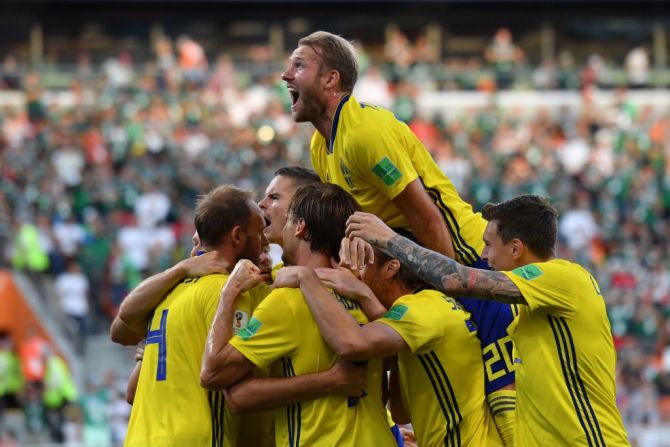 El defensa Andreas Granqvist (a la izquierda) celebra con sus compañeros tras anotar un penalti contra México en el Ekaterinburg Arena el 27 de junio.