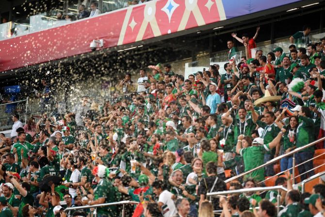 La tribuna mexicana celebra como propia la victoria de Corea del Sur frente a Alemania, a pesar de que su equipo cayera 3-0 contra Suecia.