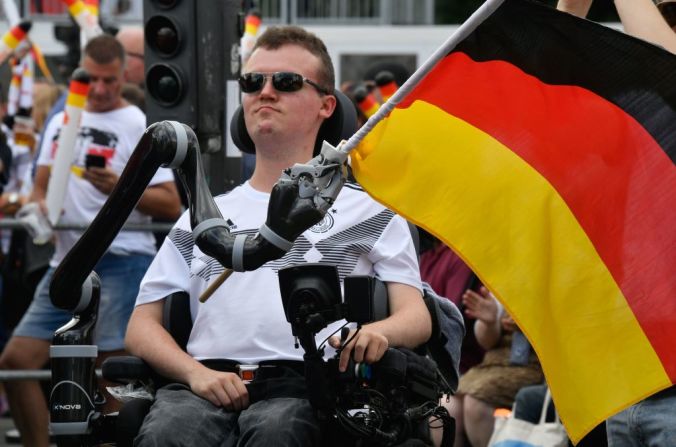 Un fanático alemán luce decepcionado tras la derrota de su equipo, del que lleva la bandera, en un evento en la Fanmeile de Berlín.