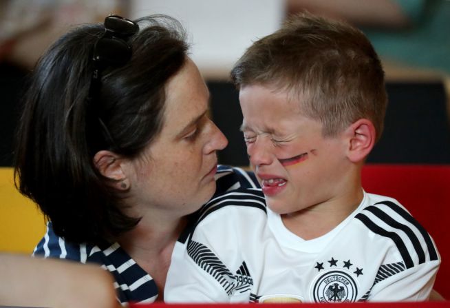 Este pequeño llora tras la derrota de su equipo. Los fanáticos alemanes veían el encuentro en el Deutsches Fussball Museum en Dortmund, Alemania.