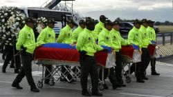 CNNE 538209 - cuerpos de periodistas de el comercio llegan a ecuador