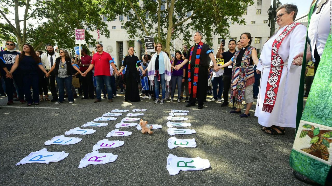 CNNE 538233 - protestas contra jeff sessions en los angeles