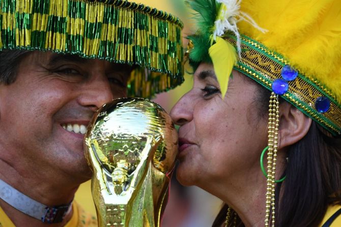 Brasil se prepara para su encuentro final en la ronda de grupos contra Serbia. Los fanáticos sueñan con llevarse la Copa Mundo por sexta vez a casa.