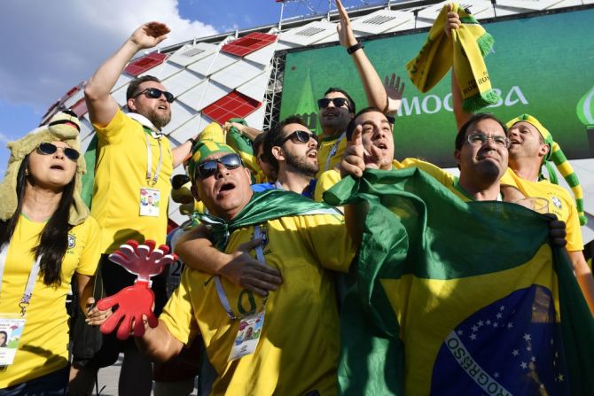 A las afueras del estadio Spartak de Moscú, la fanaticada carioca se prepara para el encuentro definitivo contra Serbia.