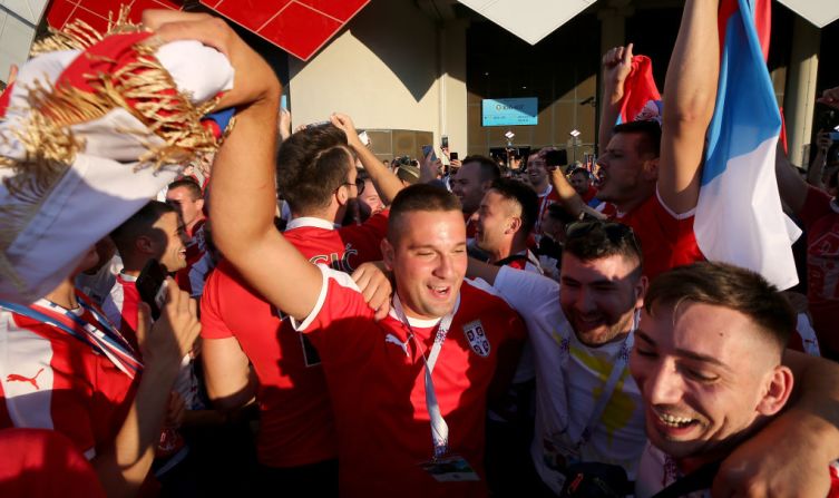 Los serbios también disfrutan de la fiesta futbolera en Moscú antes del último juego del Grupo E. Con tres puntos, su equipo aún está con vida y sueña con pasar a octavos de final. (Crédito: