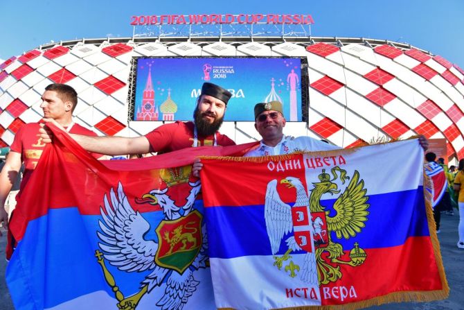 Los fanáticos de Serbia no pierden la esperanza. Con una victoria frente a Costa Rica y una derrota frente a Suiza, aún están vivos para octavos de final. MLADEN ANTONOV/AFP/Getty Images)