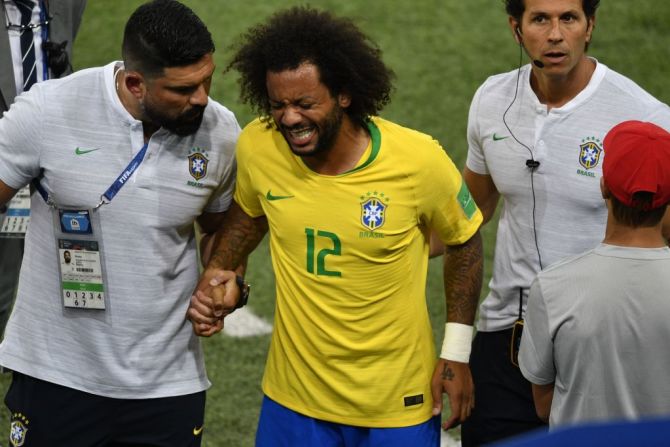 Un cambio inesperado y temprano cambio llegó para Brasil antes del minuto 10 por una lesión que sufrió el defensa Marcelo (a la derecha), quien pidió el cambio y fue reemplazado por Filipe Luis.