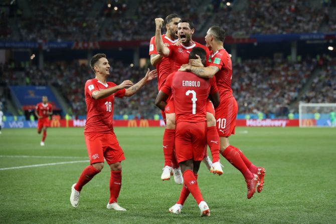 Blerim Dzemaili de Suiza anotó el primer tanto para Suiza contra Costa Rica en el Nizhny Novgorod de Rusia. Suiza 1-0 Costa Rica.