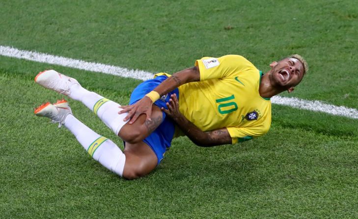 Neymar cae al piso luego de que Adem Ljajic de Serbia lo derribara camino hacia el arco.